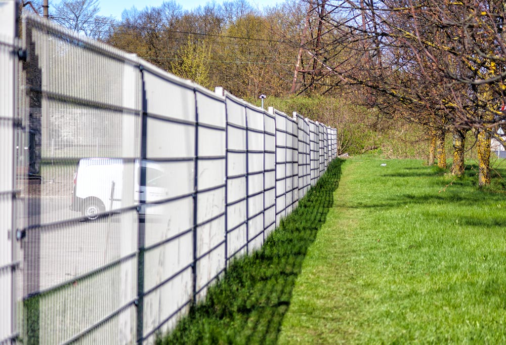 Professionell montierter Firmenzaun zur Einfriedung und Sicherung eines Gewerbeobjekts mit stabiler Zaunanlage und moderner Optik.