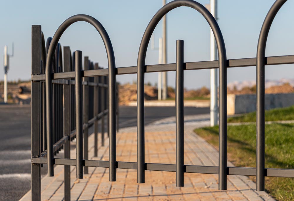 Stabiler und hochwertiger Metallzaun zur Sicherung eines Firmeneingangs – professionell montiert von AS Garten- & Bau.