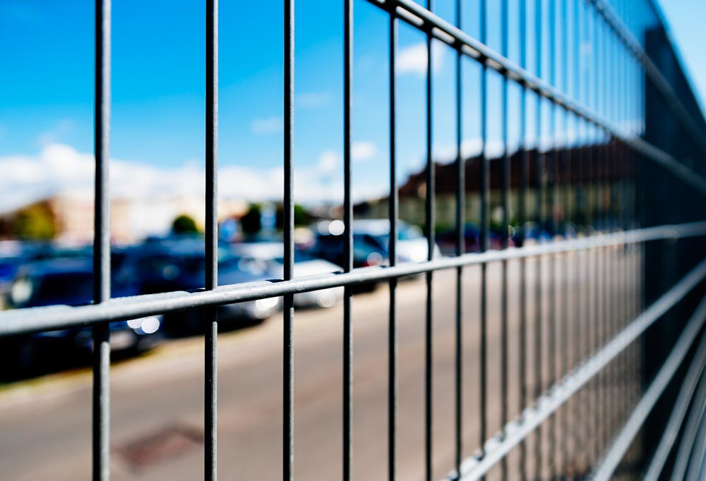 Stabiler Doppelstabmattenzaun zur sicheren Einfriedung eines Firmenparkplatzes – professionell geplant und montiert von AS Garten- & Bau.