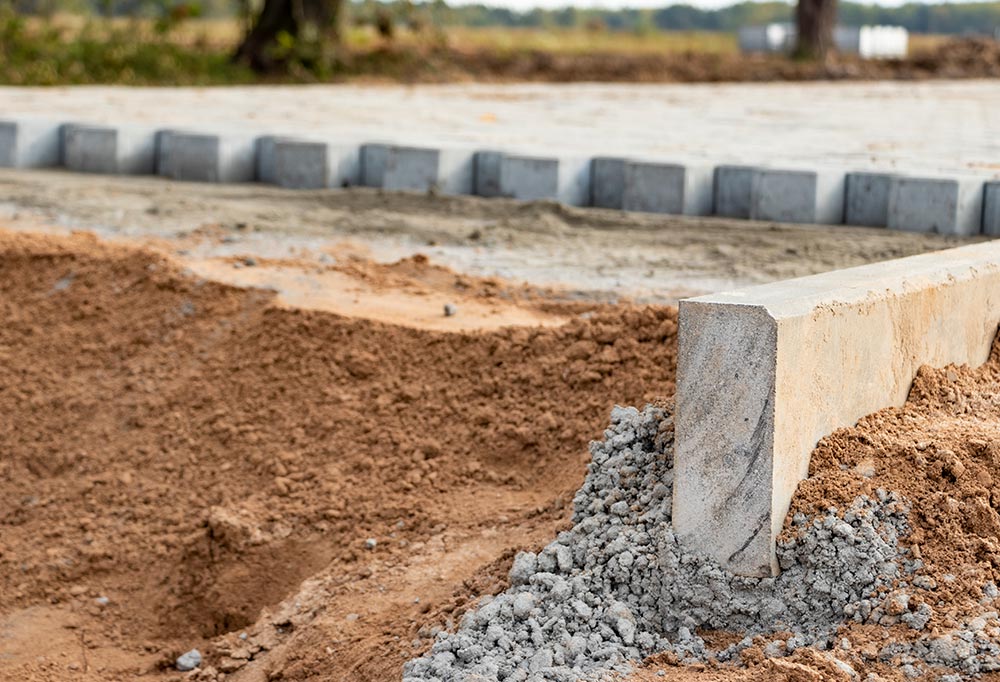 Professionell gesetzte Kantsteine zur sauberen Begrenzung einer Terrasse mit stabiler und langlebiger Ausführung durch AS Garten- & Bau.