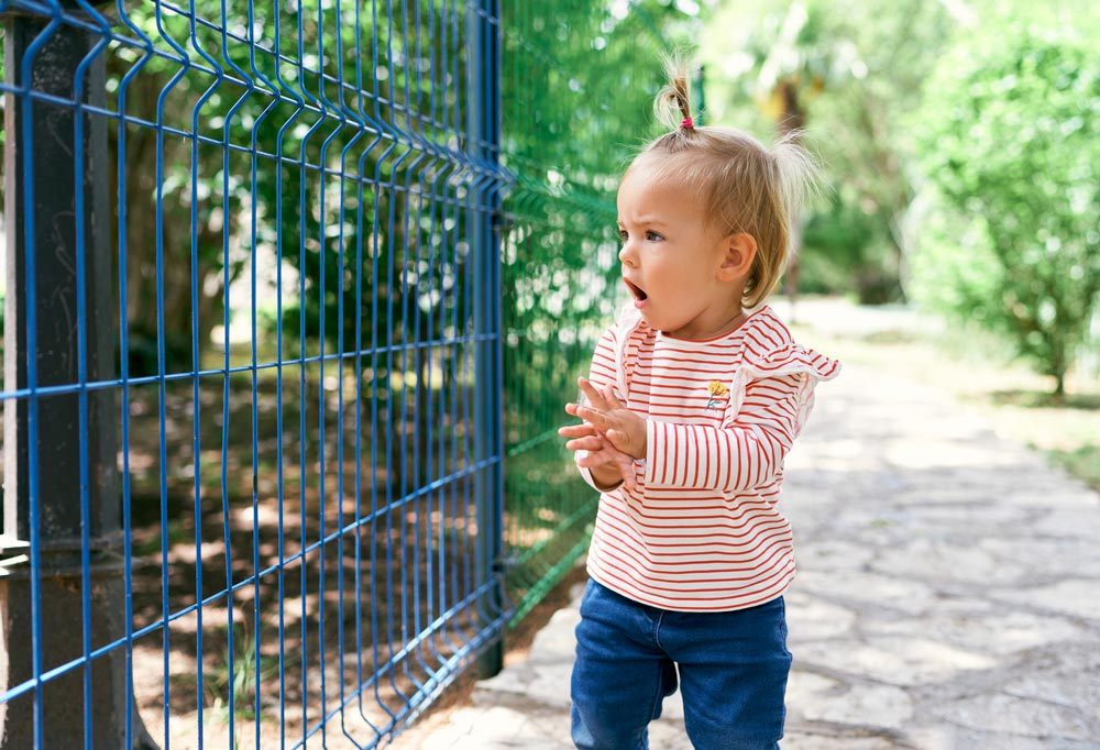 Stabile und sichere Zaunanlage für eine Kita oder einen Kindergarten – professionell montiert von AS Garten- & Bau für mehr Sicherheit im Außenbereich.