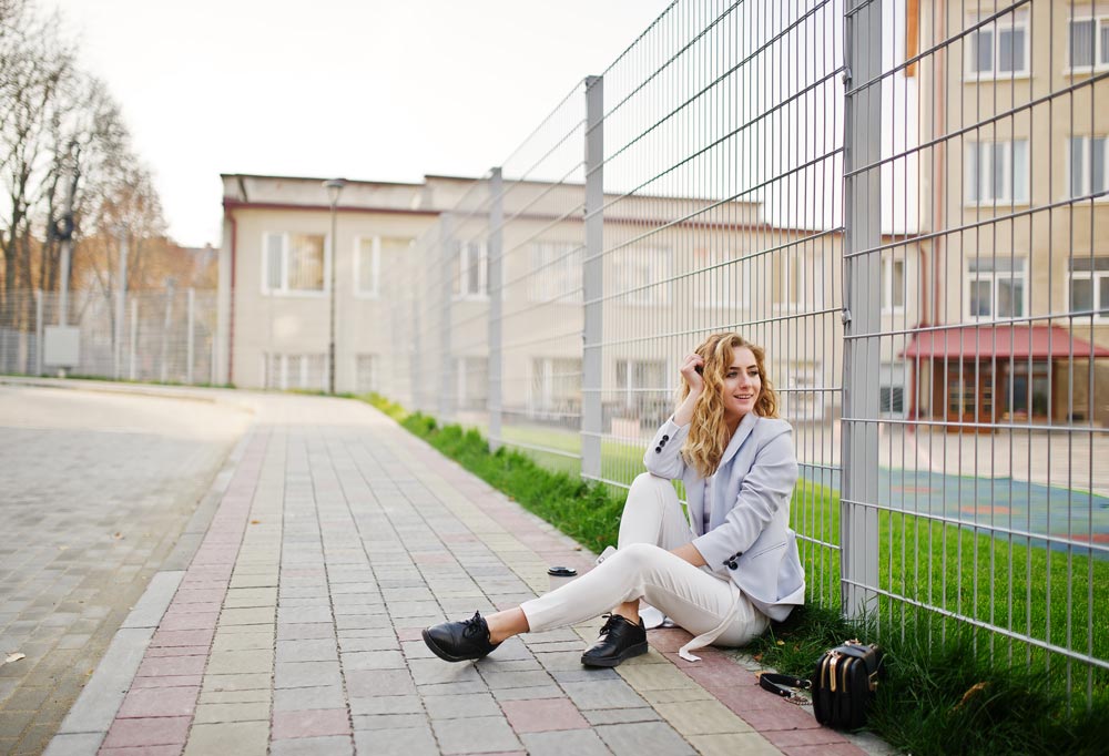 Stabile und sichere Zaunanlage für Schulen und Schulhöfe – professionell geplant und montiert von AS Garten- & Bau.