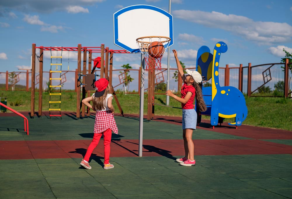 Professioneller Aufbau und sichere Betonierung von Spielgeräten für Spielplätze, Kitas, Schulen und private Außenanlagen durch AS Garten- & Bau.