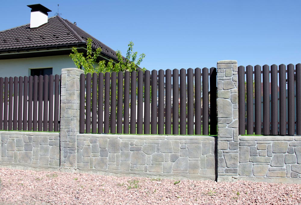 Professionell gemauerte Steinmauer mit hochwertigem WPC Zaun durch AS Garten- & Bau.