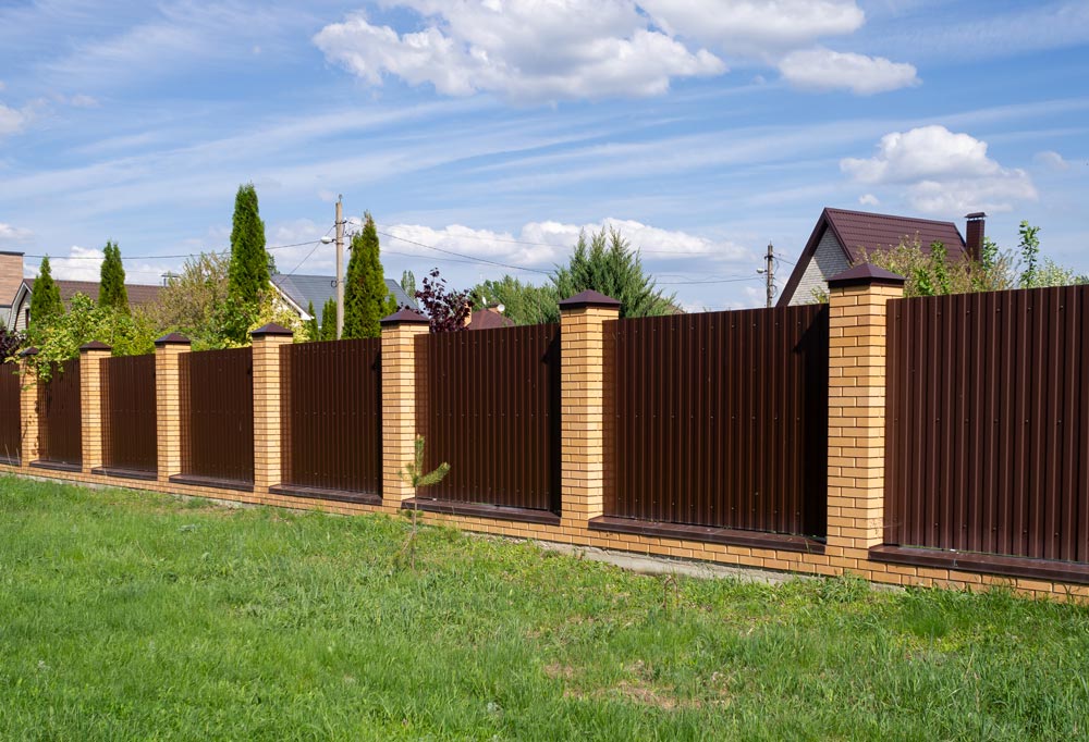 Hochwertiger Sichtschutzzaun für den Garten mit moderner Optik und langlebiger Ausführung – professionell montiert von AS Garten- & Bau.