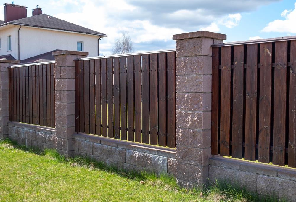 Hochwertiger Holzzaun für Garten und Grundstück – professionell montiert von AS Garten- & Bau für mehr Privatsphäre und eine natürliche Optik.