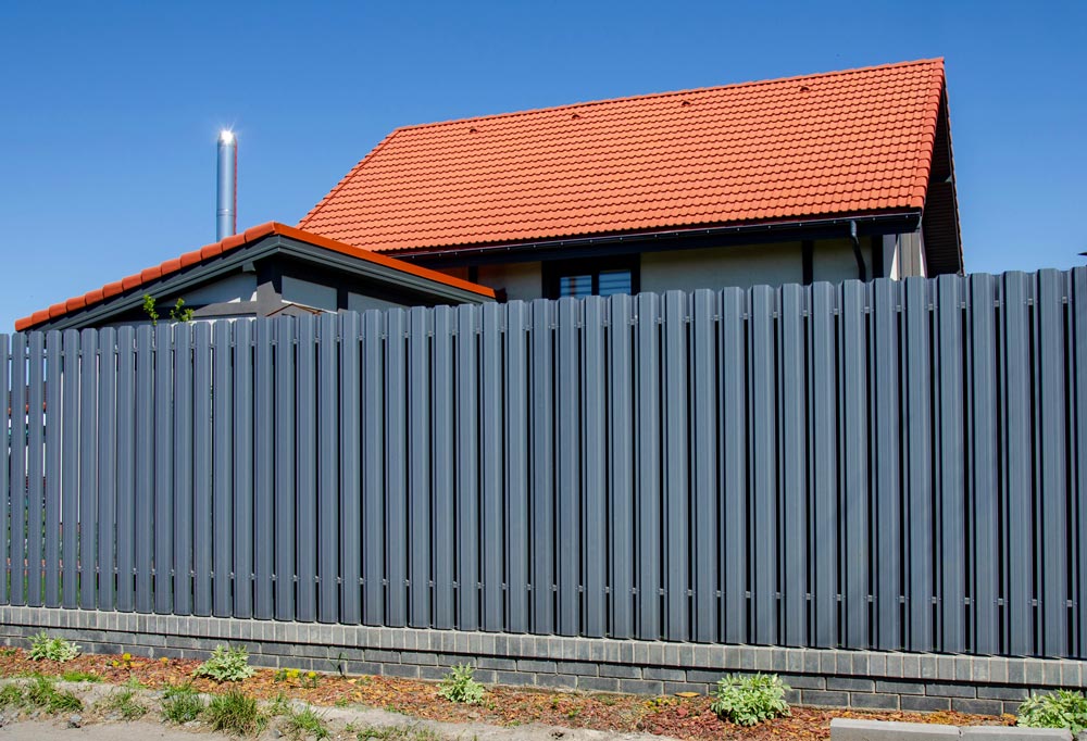 Moderner WPC Sichtschutzzaun für Garten und Terrasse mit hochwertiger Verarbeitung und langlebiger Qualität – fachgerecht montiert von AS Garten- & Bau.