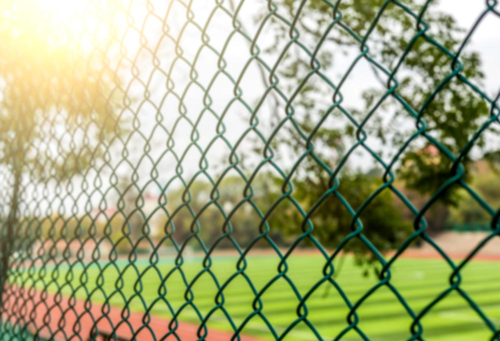 Professionell montierte Zaunanlage für einen Sportplatz mit stabiler und langlebiger Ausführung für mehr Sicherheit und klare Abgrenzung.